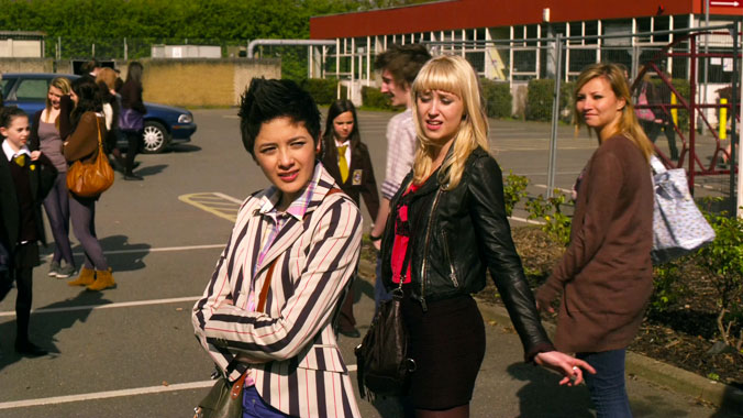 The Fades S01E01: Les esprits (2011)