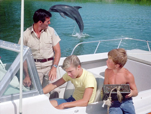 Flipper S01E01: 100 mètres sous la mer (1964)