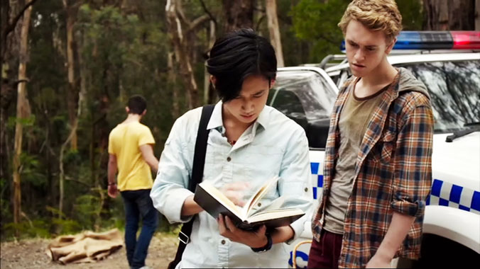 Nowhere Boys: Entre 2 mondes S01E13: Révélations (2014)