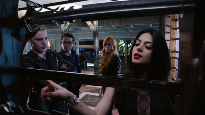 Shadowhunters S01E02: La descente aux Enfers n'est pas facile (2016)