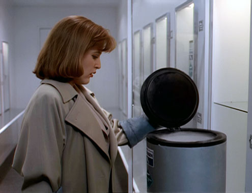 X-Files : Aux frontières du réel S01E24: Les hybrides (1994)